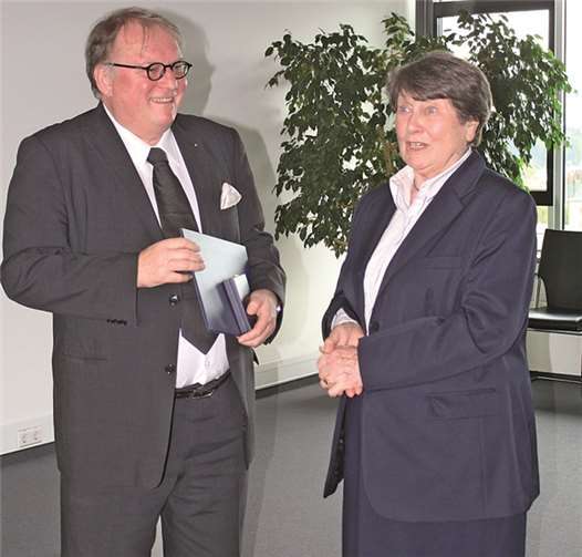 Annemarie Müller-Feldmann erhält Bundesverdienstkreuz Kulturstaatssekretär Walter Schumacher überreichte Annemarie Müller-Feldmann das Bundesverdienstkreuz. privat