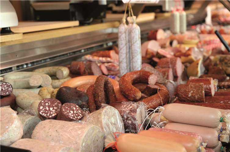 Kunden haben die Möglichkeit, frische Lebensmittel an der Bedientheke mit einer Mehrwegdose einzukaufen. Symbolbild/Quelle: Alex/Adobe Stock