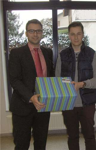 Kundenberater Dennis Schäfer (li.) freut sich mit Glückpilz Florian Breuer über den Hauptgewinn beim Berufsstarter - Gewinnspiel.privat
