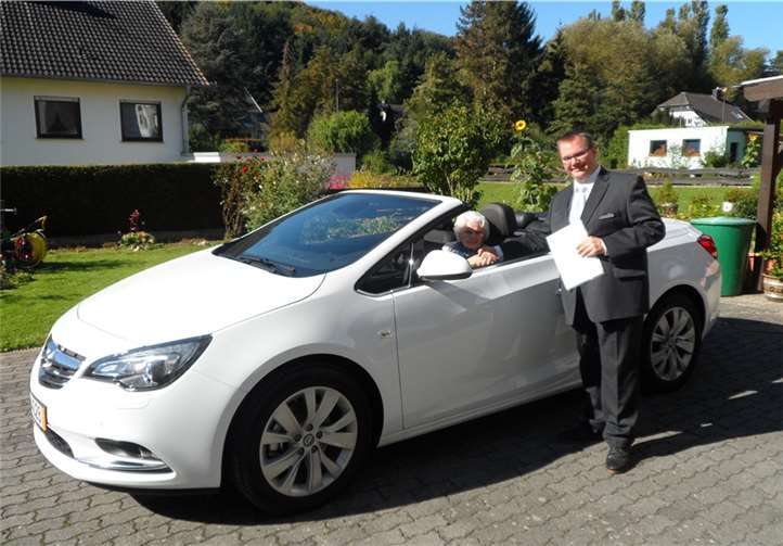 Kundenberater Jörg Girolstein bei der Übergabe des schicken Opel CASACADA. privat