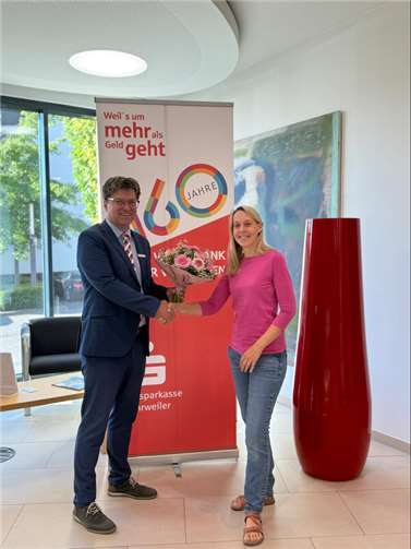 Kundenberater Malte Oltersdorf gratuliert der PS-Gewinnerin Liane Daum.  Foto: Marco Seydel / Kreissparkasse Ahrweiler