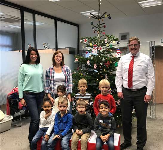 Kundenberater Marco Faßbender bedankte sich mit einer Spende sowie mit Geschenken bei den kleinen Künstlern.privat