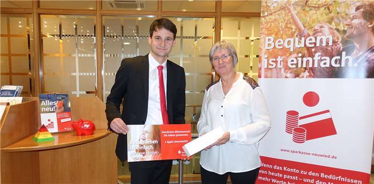 Kundenberater Martin Balensiefen gratulierte Anne Prieß zu ihrem Gewinn. Foto: privat