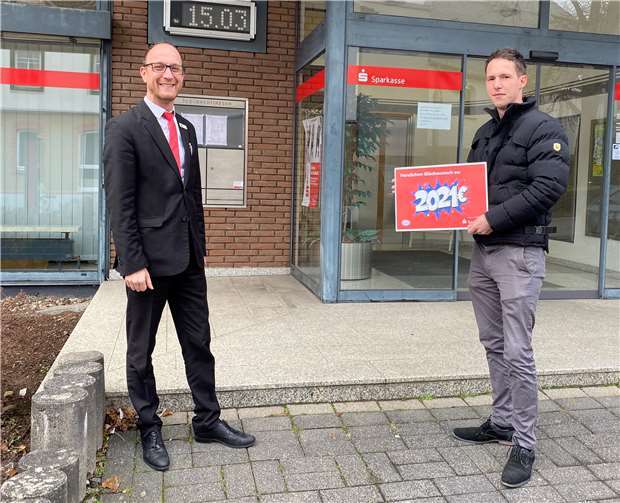 Kundenberater Martin Krautscheid gratulierte zum Gewinn.