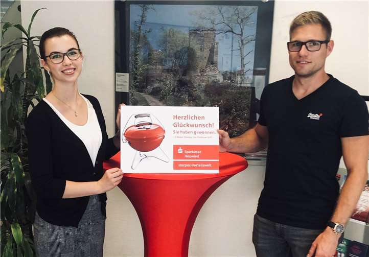 Kundenberaterin Christina Ebel gratulierte Lukas Kambeck zu seinem Gewinn.