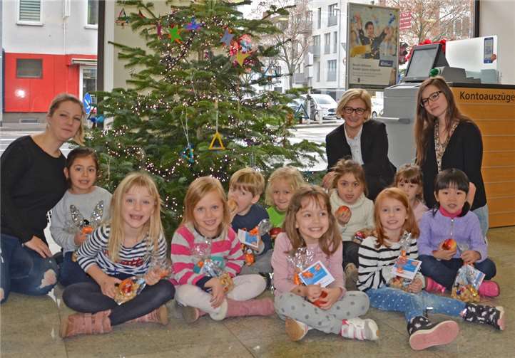 Kundenberaterin Enikö Ritli (re.) bereitete den Kindern der KiTa Sonnenschein einen weihnachtlichen Empfang. Judith Sauerborn