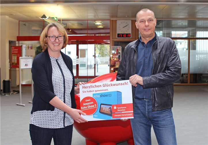 Kundenberaterin Inga Mürtz gratulierte Eriks Zutis zu seinem Gewinn. Foto: privat