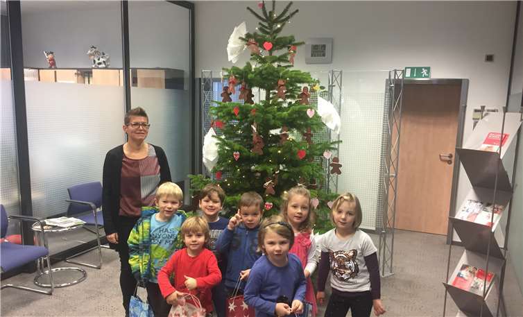 Kundenberaterin Katja Dasbach mit einigen Kindern des Kindergartens „Villa Kunterbunt“ Steimel.privat