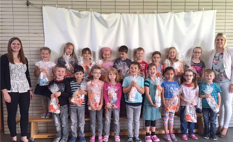 Kundenberaterin Sarah Beator (hinten rechts) und Auszubildende Alina Rickes (hinten links) wurden von den angehenden ABC-Schützen freundlich empfangen. privat