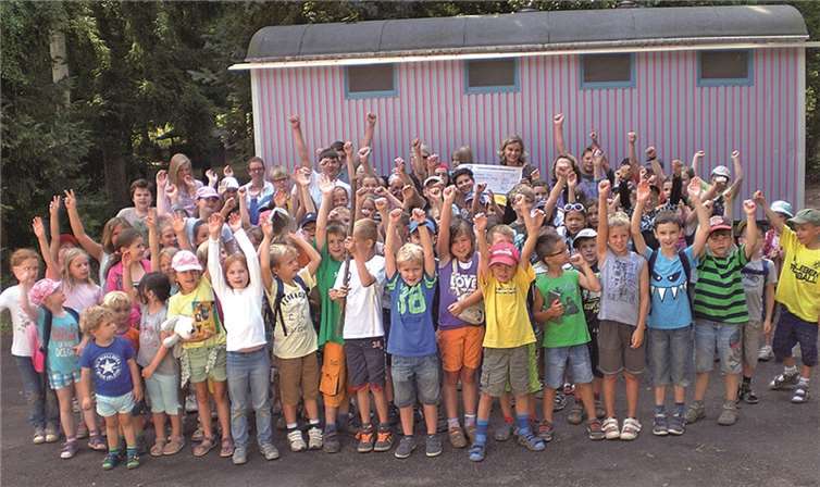 Kundenberaterin Stephanie Diensberg überreichte den Spendenscheck an die Vorsitzende der Arbeiterwohlfahrt Sinzig, Hiltrud Post sowie Lill Brückmann unter dem Jubel der „Ferienkinder“. Privat