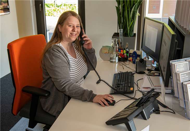 Kundenservice wird bei der evm großgeschrieben. Manuela Klein und ihre Kollegen stehen Kunden bei allen Fragen rund um die Energieversorgung beratend zur Seite. Foto: Peter Seydel/evm