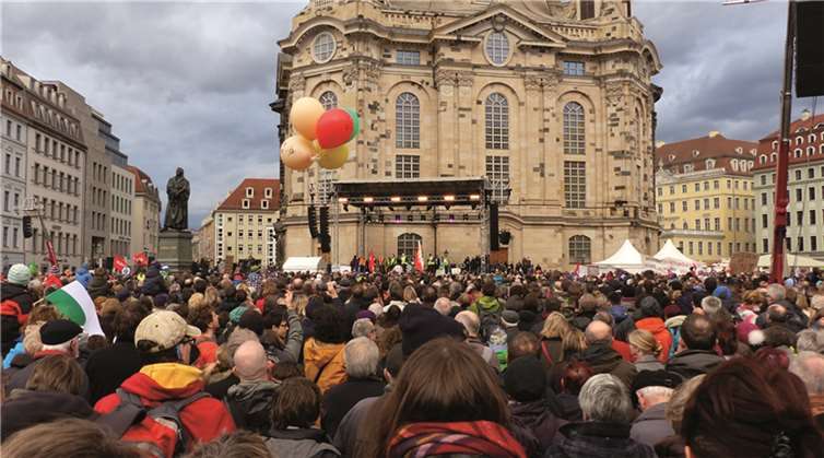 Kundgebung für Weltoffenheit vor der Frauenkirche in Dresden mit 35.000 Teilnehmern (10. Januar 2015).  Foto: Wikipedia/Dr. Bernd Gross