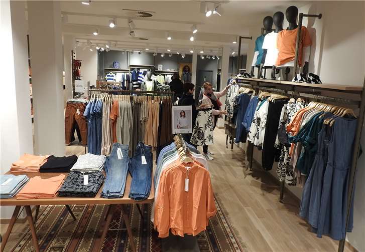 Kundinnen waren sofort begeistert von dem umgebauten Esprit Store. Foto: WAMFO.DE