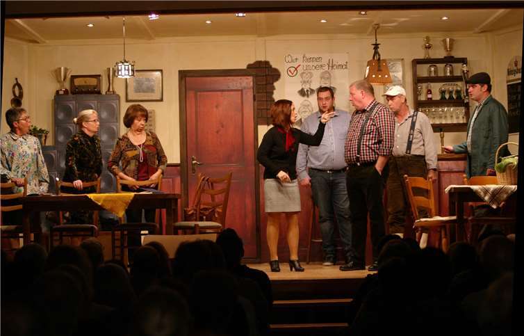 Kunigunde Dreckschöpp, Anführerin der Frauenbewegung ,setzt denamtierenden Bürgermeister Paul Lutschur ganz schön unter Druck.