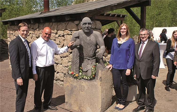 Kuno Menchen (2.v.l.) freute sich in Anwesenheit von Landrat Dr. Alexander Saftig (r.) sowie der beiden Mülheim-Kärlicher Kreistagsmitglieder Horst Hohn und Selina Reim über die gelungene Überraschung.GH