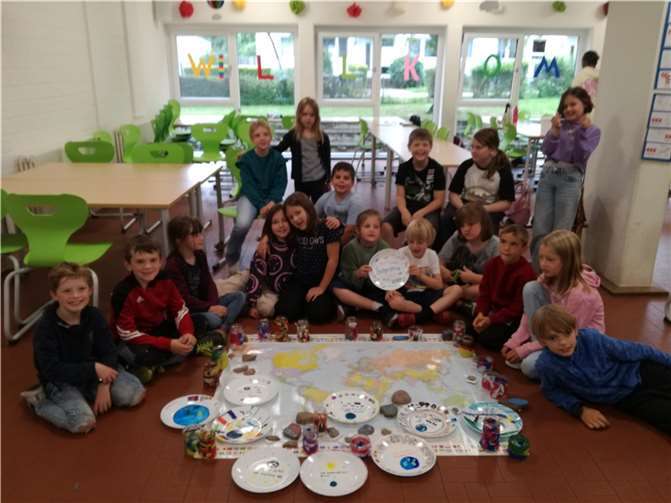 Kunst, Kulinarik und Kultur: Schüler reisen durch die Welt, ohne das Klassenzimmer zu verlassen. Quelle: KGS Merl