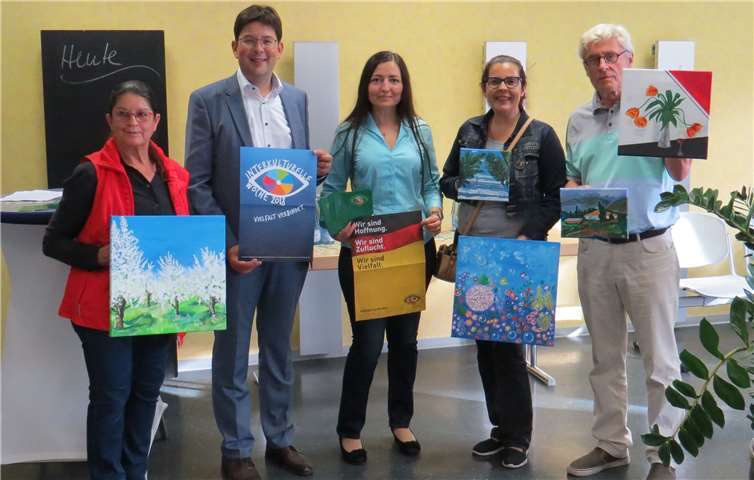 Kunst als verbindendes, grenzüberschreitendes Element. Mit dabei v.l.: Marlene Leal Da Silva Quabeck, Leiterin des Internationalen VHS-Kunststreffs „Die Brücke“, Bürgermeister Michael Mang, der die Ausstellung eröffnete.privat