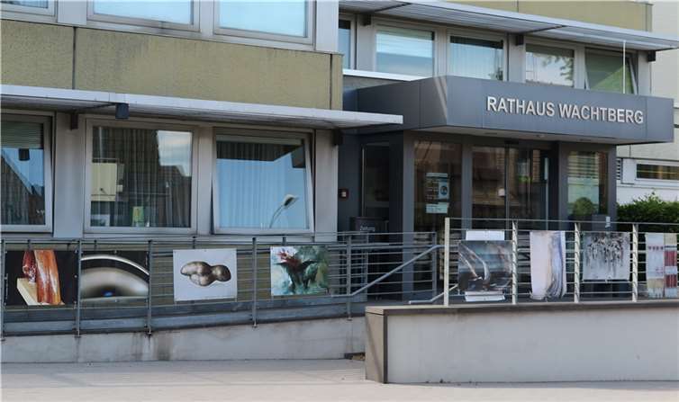 Kunst des Internationalen Künstlervereins vorm und hinterm Rathaus – wetterfest auf LKW-Planen.