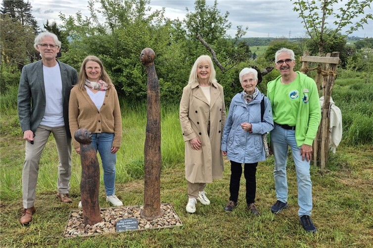 „Kunst, die Mut macht: ‚David und Goliath‘ bereichern den Kloster Naturpark“. Bernhard Grunau, Elisabeth Zenner, Margit Theis-Scholz, Rita Klein, Albrecht Ruech.