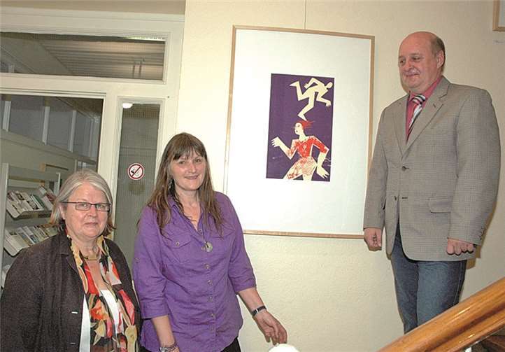 Kunst im Treppenhaus v.li. Vorsitzende Kulturverein Mittelahr Angelika Furth, Künstlerin Gitta Büsch, Erster Beigeordneter der Verbandsgemeinde Altenahr Horst Riske. -UM-