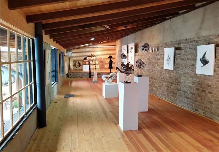 Kunst mit Maske im Wachtberger Ländchen.