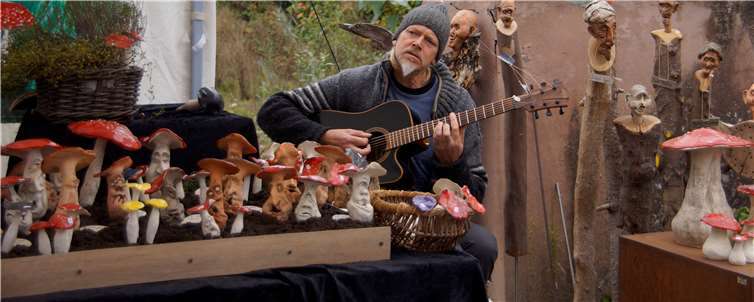 Kunst pur: Töpfern und Musizieren aus einer Hand. Fotos: MIH