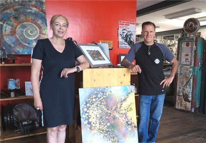 Kunst trifft Route 66: Künstlerin Corinna Relles und Gastgeber Rainer Auf der Mauer. Gemeinde Wachtberg/mm