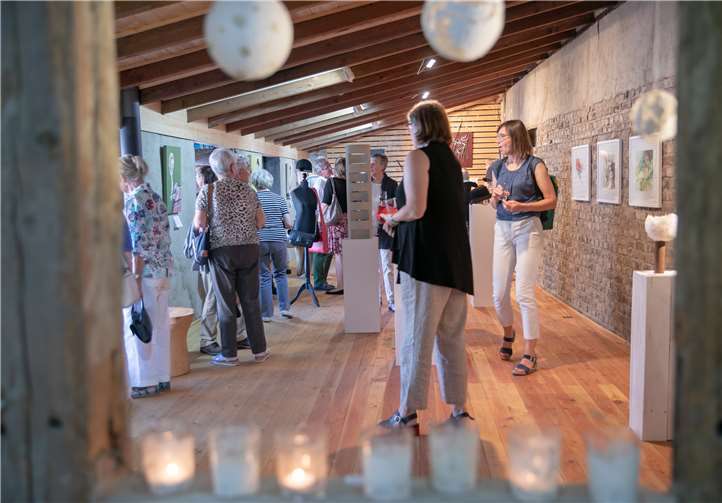 Kunst und Kunsthandwerk fühlten sich gleichberechtigt bei der „HofArt“ in Villip..Fotos: JOST