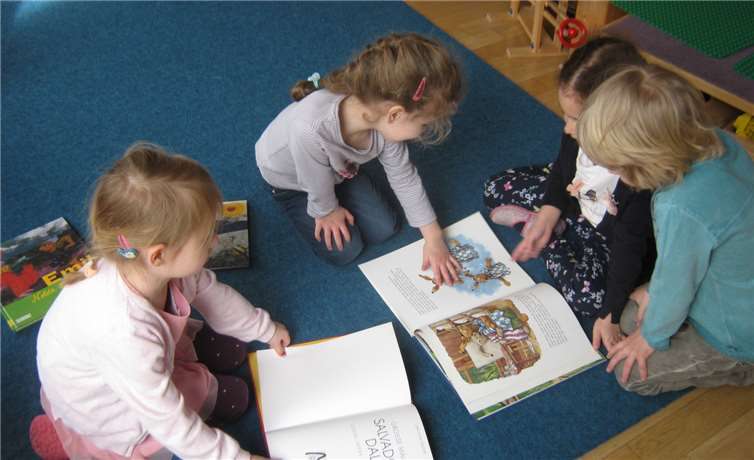 Kunstbücher gaben den Kindern viele Anregungen.Privat