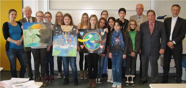 Kunsterziehern Alexandra Löw (l.) und Schulleiter Christoph Dubois (r.) freuen sich mit den Preisträgerinnen Lilia Buchmann, Fiona Zahn und Pia Siegers (v.l.) über die gelungenen Kunstwerke. Die Mitglieder des Lions Clubs Bonn-Rhenobacum, Dieter Klepzig (2.v.l.), Erhard Knauer (2.v.r.) und Joachim Krüger (3.v.r.), rahmen die am Wettbewerb Beteiligten ein.privat