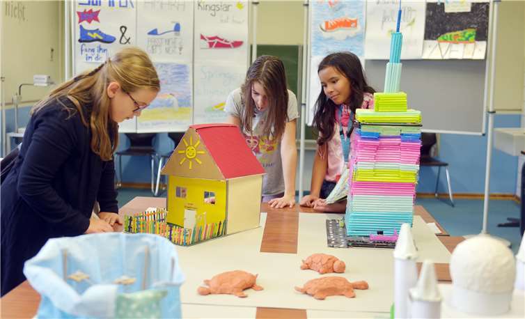 Kunsthandwerkliches Geschick demonstrierten die Schüler mit Werk- und Bastelangeboten. AB