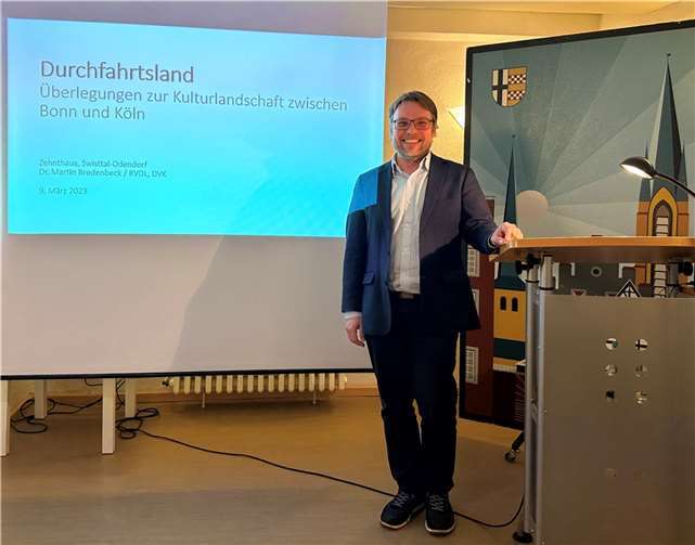 Kunsthistoriker Dr. Martin Bredenbeck bei seinem Vortrag in Odendorf. Foto: privat