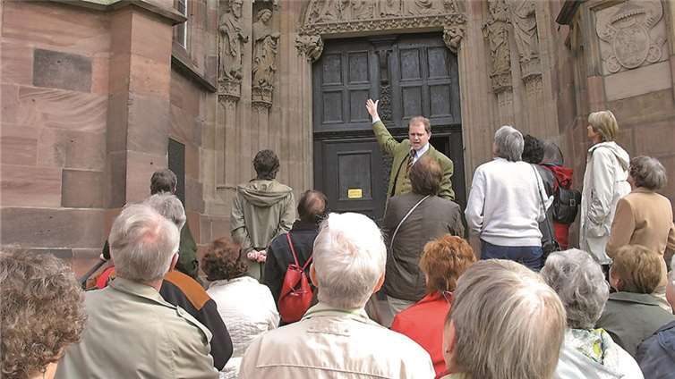 Kunsthistoriker Stephan Pauly erläutert anschaulich die Geschichte der mittelalterlichen Landkirchen in der Eifel.privat