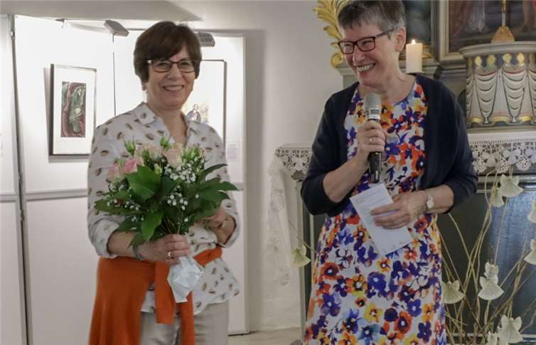 Kunsthistorikerin Dr. Hildegard Heitger-Benke f(l.) erhielt einen Blumenstrauße zum Dank für ihre detaillierte Einführung in die Ausstellung; (r.) Gemeindereferentin Claudia Schütz-Großmann.
