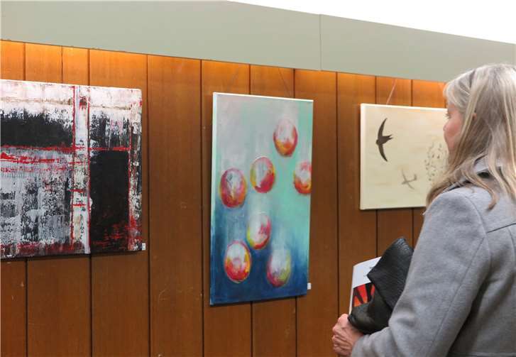 Kunstkreis-Ausstellung: „Bewegung nach Gerhard Richter“ von Trude Schundau, „Bewegte Bälle“ von Maria Kontz und „Mauersegler“ von Gabriela Graff-Klapp (v. l. n. r.).  Gemeinde Wachtberg/mm