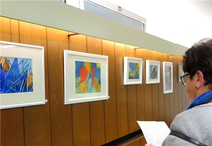 Kunstkreis-Ausstellung: „Tanz der Segel“ und „Fantasiereise“ von Renate Kirste (v. l. n. r.).