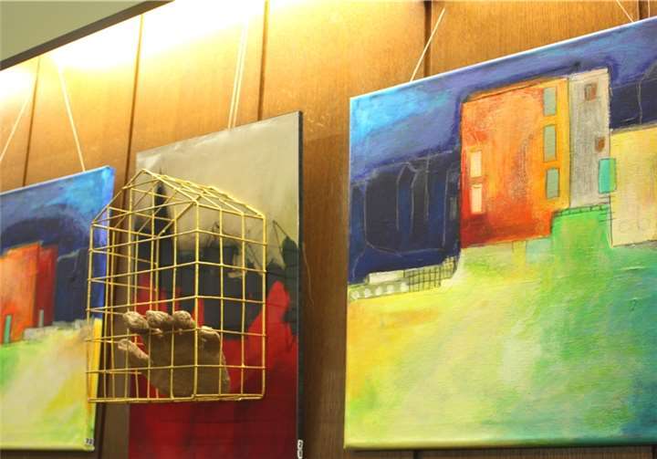 Zuhause – geschützter Raum, verlorenes Heim Kunstkreis-Ausstellung u.a. mit Klaus Schuberts „lysA“ zwischen Maria Kontz‘ „Tunesien I und II“.