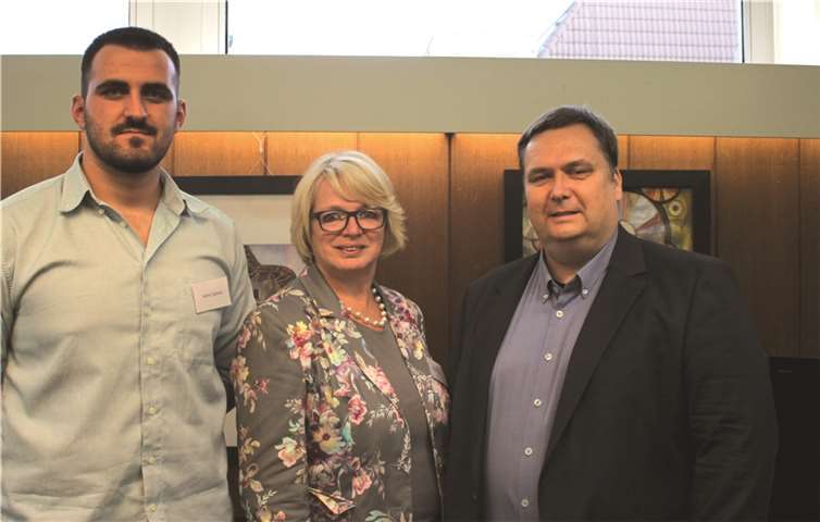 Kunstkreisausstellung „Ausgewählt“: Kunstkreisleiterin Maria Kontz mit dem stellvertretenden Bürgermeister Oliver Henkel (rechts) und Gast-Künstler Admir Selhani.Gemeinde Wachtberg