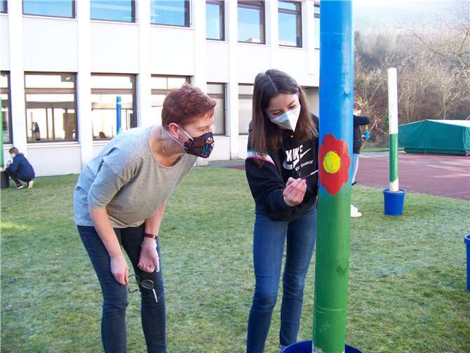 Kunstlehrerin Christina Weber mit Lena Arends (Klasse 7a).