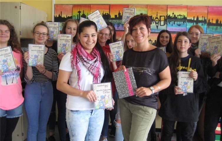 Kunstpädagogin Frau von Sturm gratuliert gemeinsam mit dem Wahlpflichtfachkurs „Bildende Kunst“ Lilyana Hajo zum Sieg.Alex Schlich