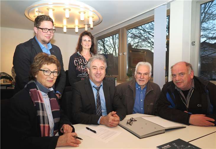 Kunstrasenplatz Adendorf (vorne v.l.): Bürgermeisterin Renate Offergeld, Hubert Neukirchen, Günter Müller, Frank Hergarten, (hinten): Beigeordneter Swen Christian und Fachbereichsleiterin Sabine Radermacher. Gemeinde Wachtberg/mm