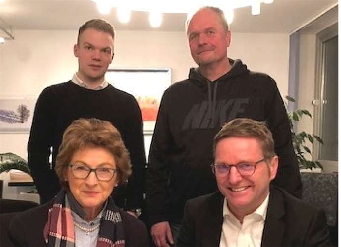 Kunstrasenplatz Villip: vorne Bürgermeisterin Renate Offergeld und Werner Faßbender, hinten (v.l.) Patrick Hüffel und Bruno Engel. SC Villip e.V.