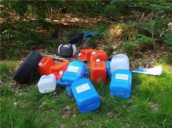 Kunststoffkanister illegal im Wald entsorgt. Foto: Kreisverwaltung / Karsten Kaiser
