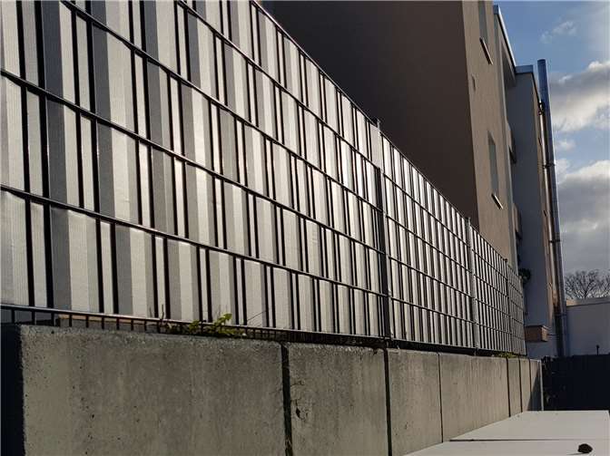 Kunststoffzaun als Grundstückseinfriedung (Wachtberg-Liessem). Fotos: privat