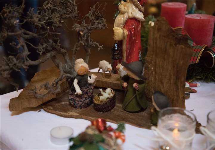 Kunstvoll gearbeitetes zur Weihnachtszeit lockte die Besucher zum Weihnachtsbasar.
