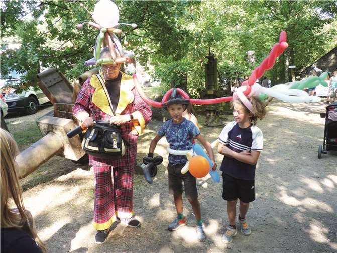 Kunstvoll geformte Luftballons gab es für alle Kids gratis.