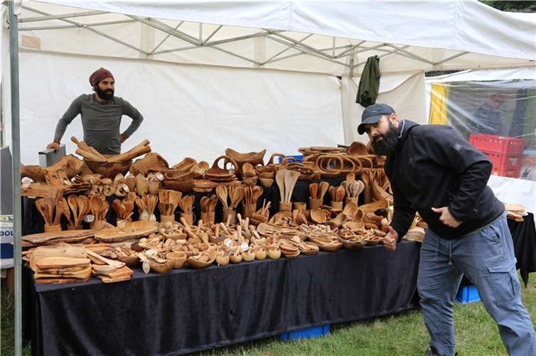 Kunstvolle Angebote auf dem Handwerkermarkt.