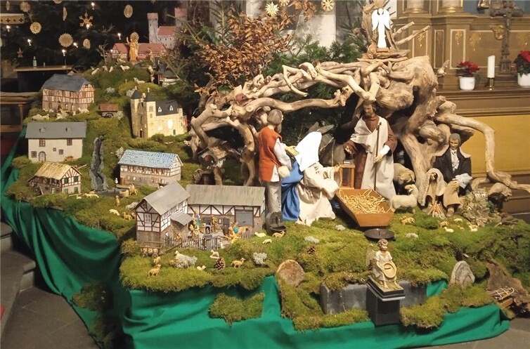 Kunstwerk mit viel Lokalkolorit: die Krippe in der Kempenicher Kirche. Foto: GS
