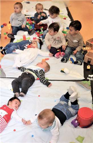 Kunterbunt geht es bei dem beliebten Babybrunch im Haus der Familie zu. privat