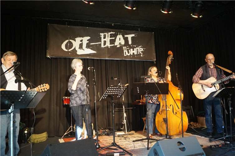 Kunterbunt klangen die „Saitenspinner“ beim Konzert im Jugend- und Kulturzentrum Lahnstein.  Foto: Th. Schneider